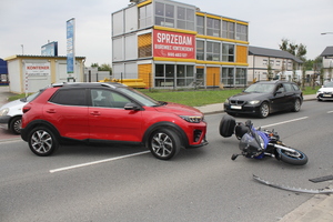 na zdjęciu zdarzenie drogowe motocykl i samochód osobowy