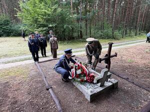 na zdjęciu służby mundurowe dają wieniec i znicz