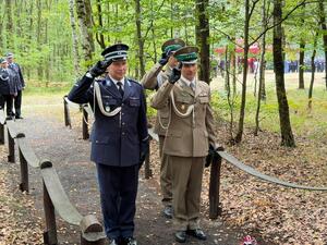 na zdjęciu służby mundurowe dają wieniec i znicz