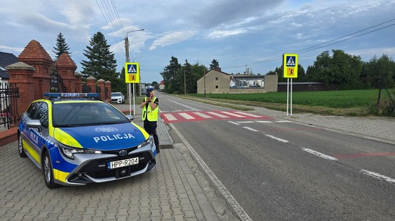 na zdjęciu policjantka mierzy prędkość