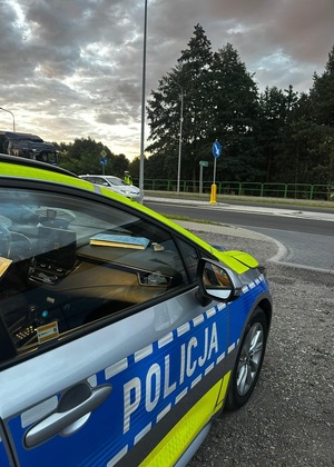 na zdjęciu policjanci sprawdzają trzeźwość