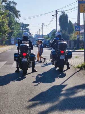 NA ZDJECIU POLICJANCI NA MOTOCYKLACH PRZY SZKOLE
