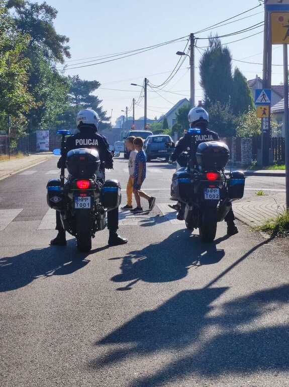 NA ZDJECIU POLICJANCI NA MOTOCYKLACH PRZY SZKOLE