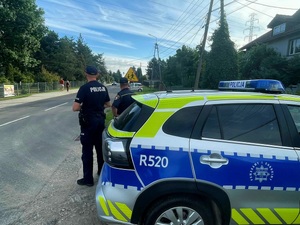 na zdjęciu dzielnicowy ze strażnikiem miejskim