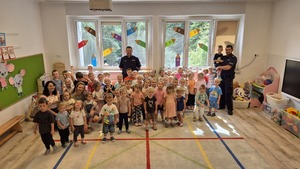na zdjęciu policjanci i dzieci- zdjęcie grupowe