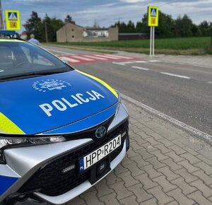 na zdjęciu radiowóz przy przejściu