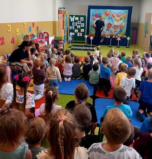 na zdjęciu policjant na pogadance