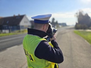 na zdjęciu policjant mierzy prędkość
