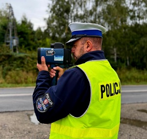 NA ZDJECIU POLICJANT MIERZY PRĘDKOŚC