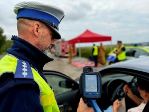 NA ZDJECIU POLICJANT PRZEPROWADZA KONTROLĘ DROGOWĄ