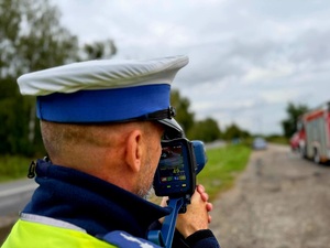 NA ZDJECIU POLICJANT MIERZY PRĘDKOŚC
