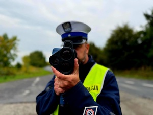 NA ZDJECIU POLICJANT MIERZY PRĘDKOŚĆ