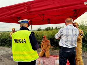 NA ZDJECIU STRAŻAK UCZY PIERWSZEJ  POMOCY