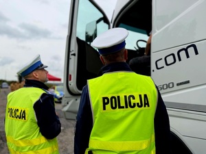 NA ZDJĘCIU POLICJANCI KONTROLUJA POJAZD