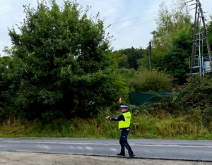 NA ZDJECIU POLICJANT ZATRZYMUJE POJAZD