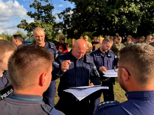 na zdjęciu policjanci i inni uczestnicy ćwiczenia