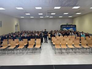 na zdjęciu policjant z młodzieżą