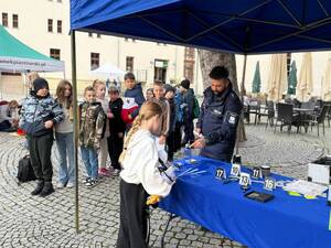 na zdjęciu policjant na stanowisku profilaktycznym