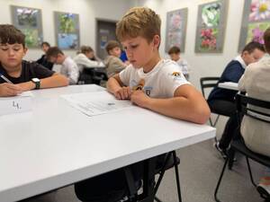 na zdjęciu uczestnicy konkursu piszą test