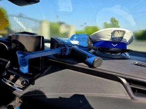 NA ZDJĘCIU POLICYJNA CZAPKA I RADAR