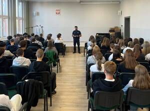 na zdjęciu policjant na spotkaniu