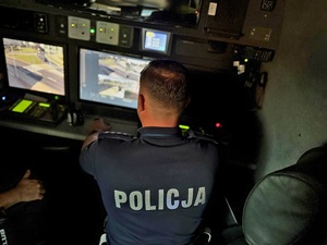 na zdjęciu policjant przy stanowisku dowodzenia