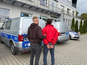 na zdjęciu policjant z zatrzymanym