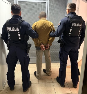 na zdjęciu zatrzymany z policjantami