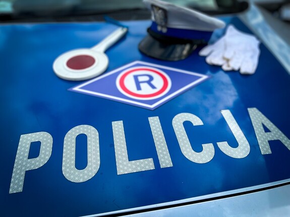 na zdjęciu radiowóz ruchu drogowego i czapka i rękawiczki